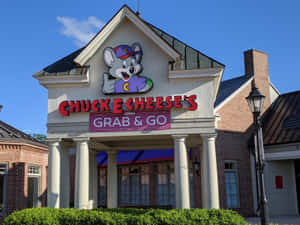Chuck E Cheese's餐廳，卡通老鼠吉祥物和即取即走標誌。