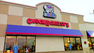 Chuck E Cheese's 娛樂中心店面，有吉祥物標誌同窗戶。
