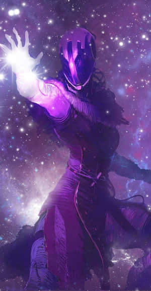 一個紫色盔甲人物在佈滿星星的太空場景中發出明亮能量。