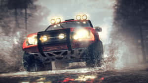 紅色越野車在雨林中穿過泥水飛馳。 — Studio Display 壁紙
