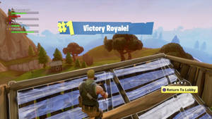 Fortnite玩家在木製平台上俯瞰山丘和樹木，贏得Victory Royale。