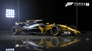 一輛雷諾F1賽車在工作室燈光下展示，地板上有倒影。