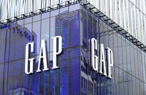 玻璃建築上的GAP商店標誌，反射出城市摩天大樓。