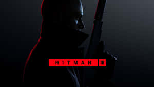 深色外套刺客手持步槍，紅色標誌HITMAN III