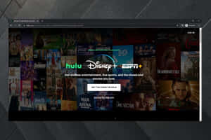 電腦螢幕顯示Hulu Disney ESPN組合推廣，附有電影和電視節目的縮圖。