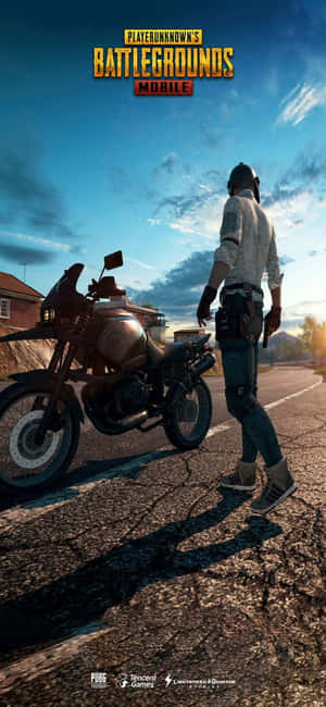 玩家在PUBG Mobile的日落時分站在裂開道路上的摩托車旁。 — Vivo T 壁紙