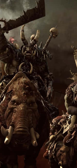 獸人 warlord 騎野豬持帶刺戰鎚的黑暗奇幻戰鬥場景 — iPhone 17 Pro 壁紙