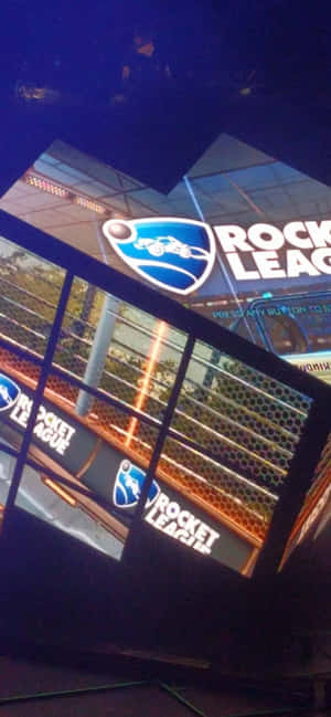在遊戲活動中，大型屏幕上顯示的Rocket League標誌和彩色燈光。