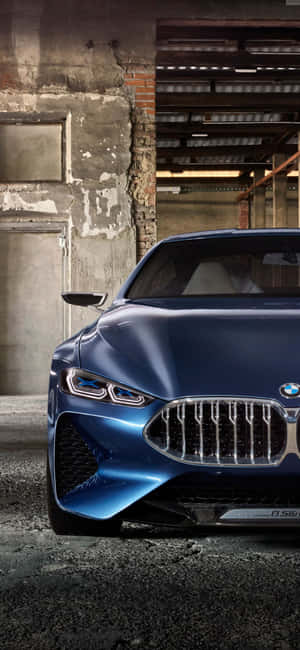 藍色BMW概念車在一個風化的工業倉庫中。 — iPhone 13 Pro Max 壁紙