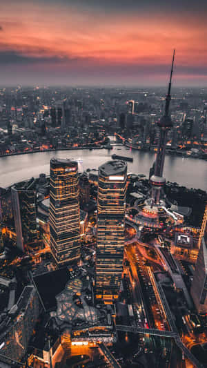 黃昏時分的上海城市景觀，燈火通明的塔樓和河流