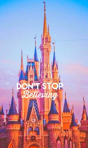 日落中的迪士尼城堡，帶有「Don't Stop Believing」文字疊加。