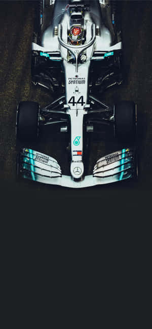 從上方俯瞰賽道上的F1賽車。