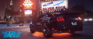 黑色肌肉車在賽車遊戲中於夜晚霓虹街道上飄移。 — 3440x1440 壁紙