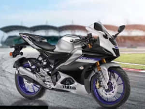 銀色Yamaha R15V3運動電單車在賽道上，配紫色輪圈。 — 4:3 壁紙
