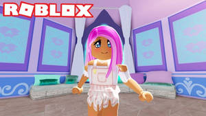 Roblox虛擬角色在粉彩臥室中，紫色牆壁和圖案窗戶。