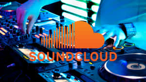 DJ 的手在藍色霓虹燈下調整 SoundCloud 品牌 DJ 混音器上的旋鈕。