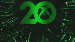 碎裂玻璃紋理後方的發光綠色Xbox 20標誌。