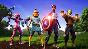 四個 Fortnite 角色在草地上英雄式地擺姿勢。