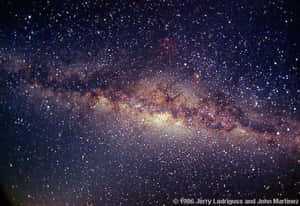 黑暗夜空中帶有密集星團和宇宙塵埃的銀河系。