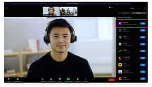 戴耳機的男子在 Zoom 通話中，Apps 面板中 Kahoot! 應用程式被突出顯示。 — 放大 壁紙