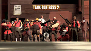 Team Fortress 2 角色身穿紅色制服，在木建築前手持武器擺姿勢。