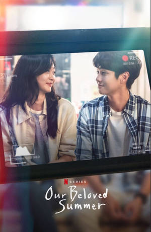 一對情侶在顯示Netflix劇集《Our Beloved Summer》的平板電腦屏幕上微笑。