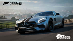 黃昏時分，城市道路上的一輛銀色 Mercedes-AMG GT S 賽車。 — 極限競速7 壁紙