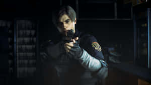 Leon Kennedy 在黑暗的警察局中瞄準手槍。