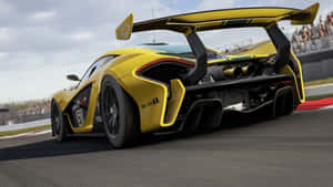 黃色McLaren P1賽車在賽道上與觀眾 — 極限競速7 壁紙