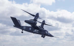 黑色Bell V-280 Valor傾轉旋翼機飛行中，起落架已放下。