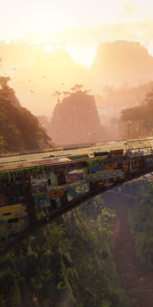 在夕陽下，一列火車在霧氣瀰漫的叢林中穿越河流上的橋樑。