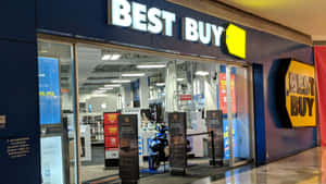 Best Buy電子產品商店入口，配有玻璃門和促銷展示。