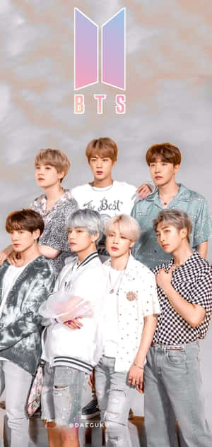 BTS 團體照，穿著休閒服裝，上方有標誌 — HMD Pulse 2 Pro 壁紙