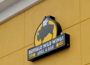 黃色牆上的 Buffalo Wild Wings 餐廳標誌