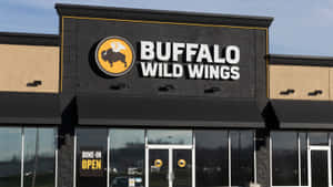Buffalo Wild Wings 餐廳，帶有營業標誌和玻璃門。