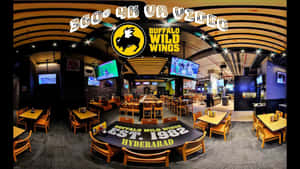 Buffalo Wild Wings 餐廳內部，設有體育電視和木桌
