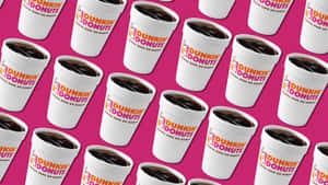粉紅色背景上的Dunkin' Donuts咖啡杯圖案。