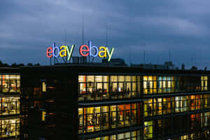 黃昏時的eBay總部大樓，窗戶明亮，標誌色彩繽紛。