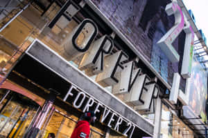 Forever 21零售店，在城市環境中設有大型白色招牌和玻璃窗。