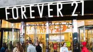 Forever 21商店入口，人們進出 — 高對比 壁紙