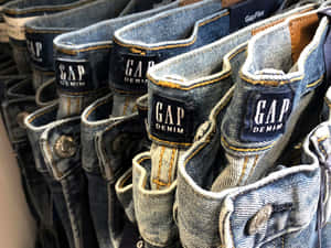 Gap牛仔褲掛在零售店展示中。