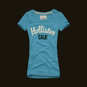 藍色 Hollister T 恤，在深色背景上有白色和黑色文字。