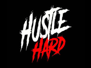 黑色背景上以大膽塗鴉字體呈現的Hustle hard勵志標語