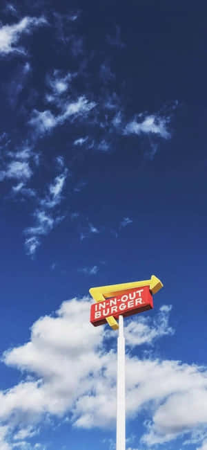 In-N-Out Burger招牌襯托著藍天白雲