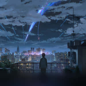 屋頂上的人觀看城市上空夜空中的藍色條紋