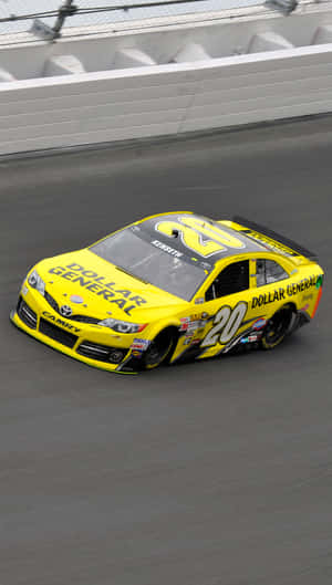 黃色NASCAR賽車20號在賽道上飛馳。