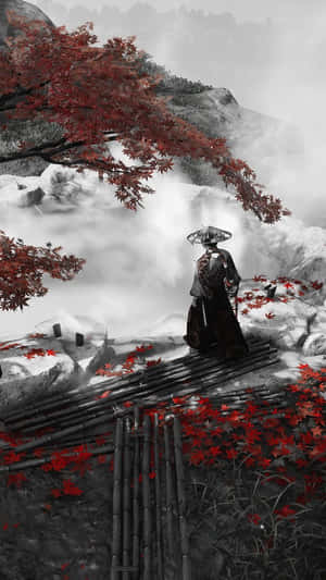 武士站在竹橋上，在霧氣繚繞的山景中，上方有紅楓樹。 — 對馬戰鬼 GIF 壁紙