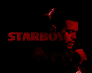 紅色燈光下嘅男人肖像，上面有「STARBOY」文字重疊。