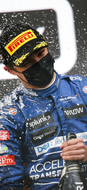 F1車手在頒獎台上以香檳噴灑慶祝勝利。