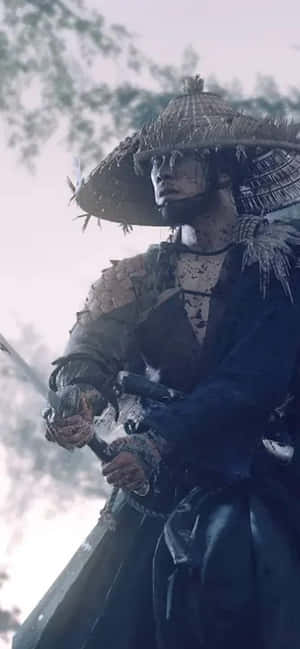 戴草帽的武士在霧氣森林中持劍。 — 銀河A17 壁紙